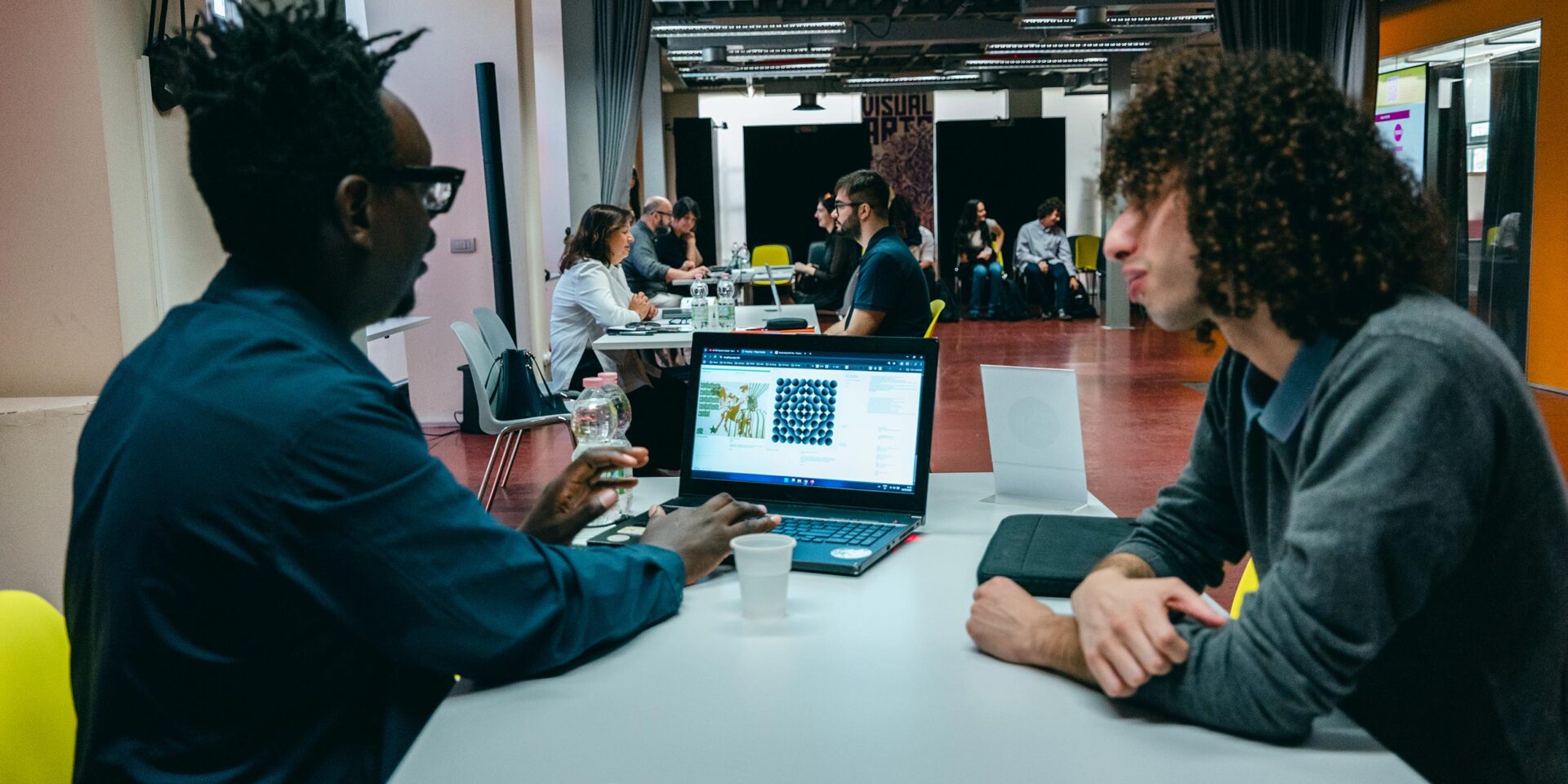 Fotogramma che rappresenta uno studente durante colloquio di lavoro al job corner