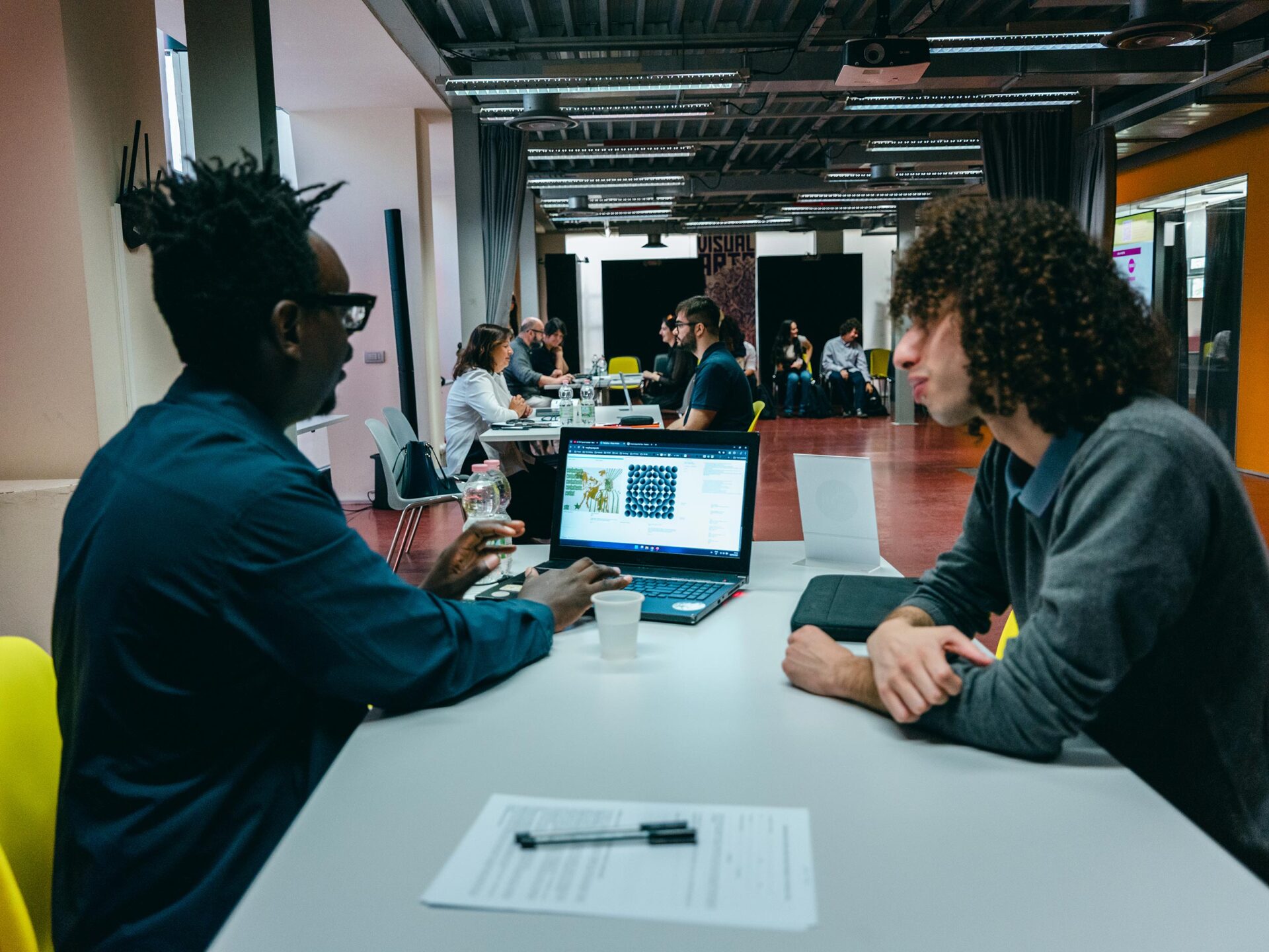 Fotogramma che rappresenta uno studente durante colloquio di lavoro al job corner