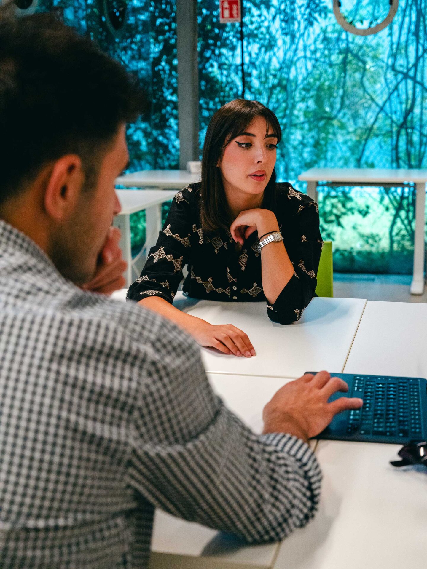 Fotogramma che rappresenta una studentessa durante colloquio di lavoro al job corner