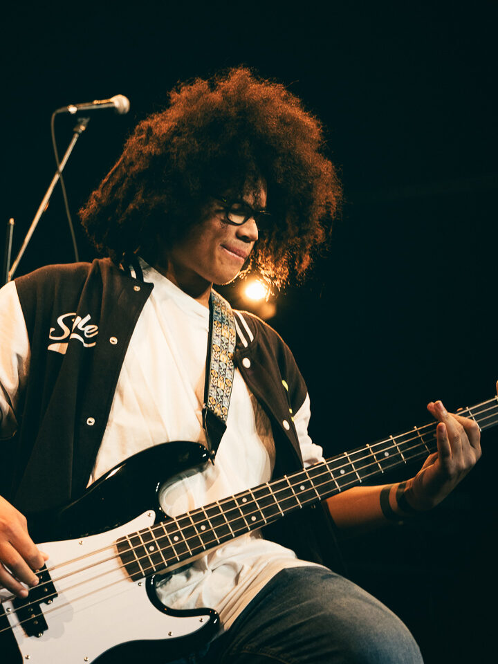Fotogramma che rappresenta uno studente che suona la chitarra