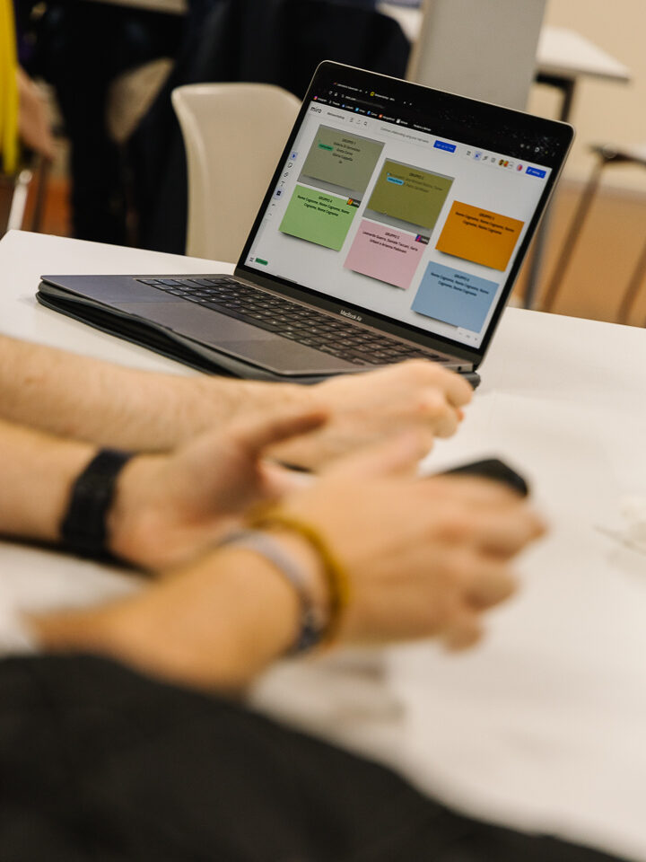 Pc con post-it durante una lezione