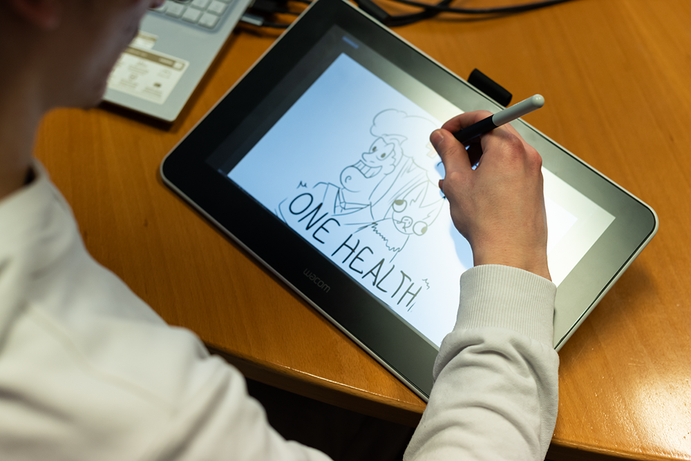 Lo studente di fumetto Gabriele Mauri impegnato in una sessione di live sketch presso l'evento MUSA