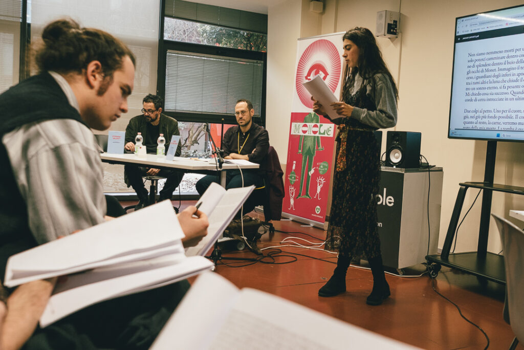 Una studentessa presenta il proprio testo