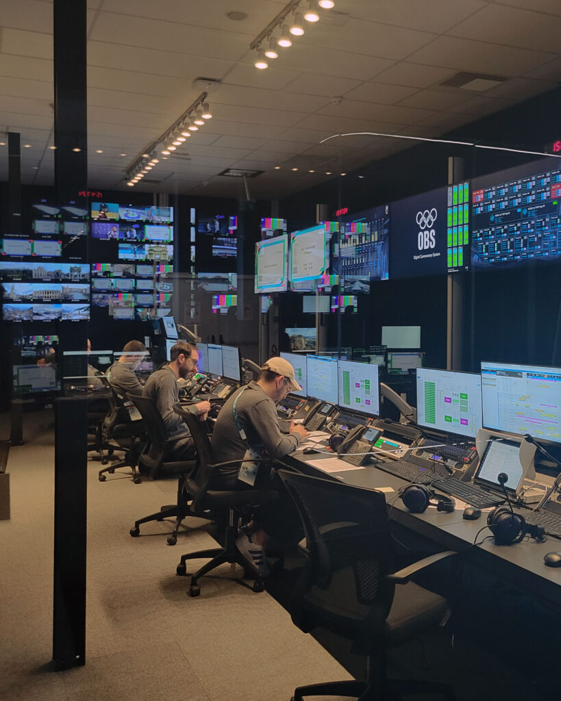 La sala regia delle Olimpiadi Invernali di Milano - Cortina e gli studenti al lavoro