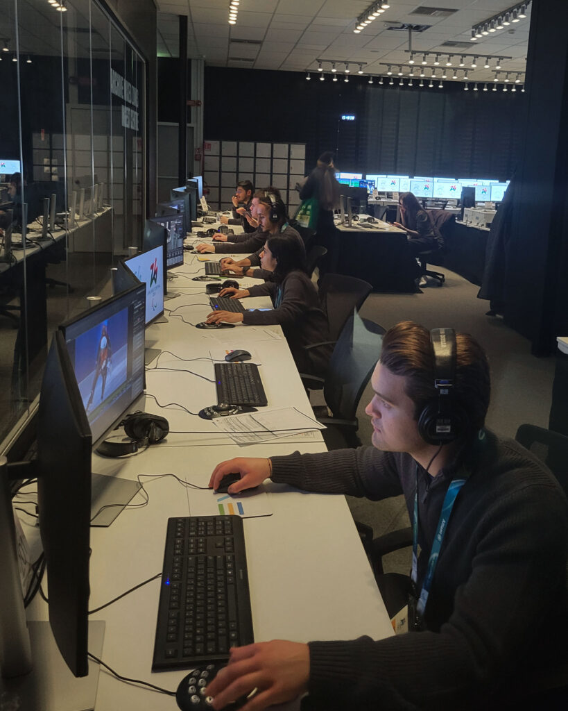 La sala regia delle Olimpiadi Invernali di Milano - Cortina e gli studenti al lavoro